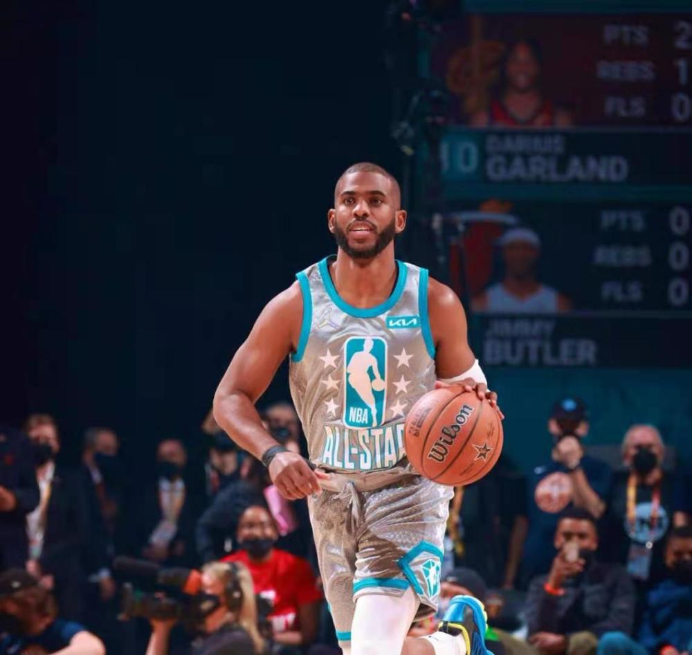 她也能将球 她也能将球